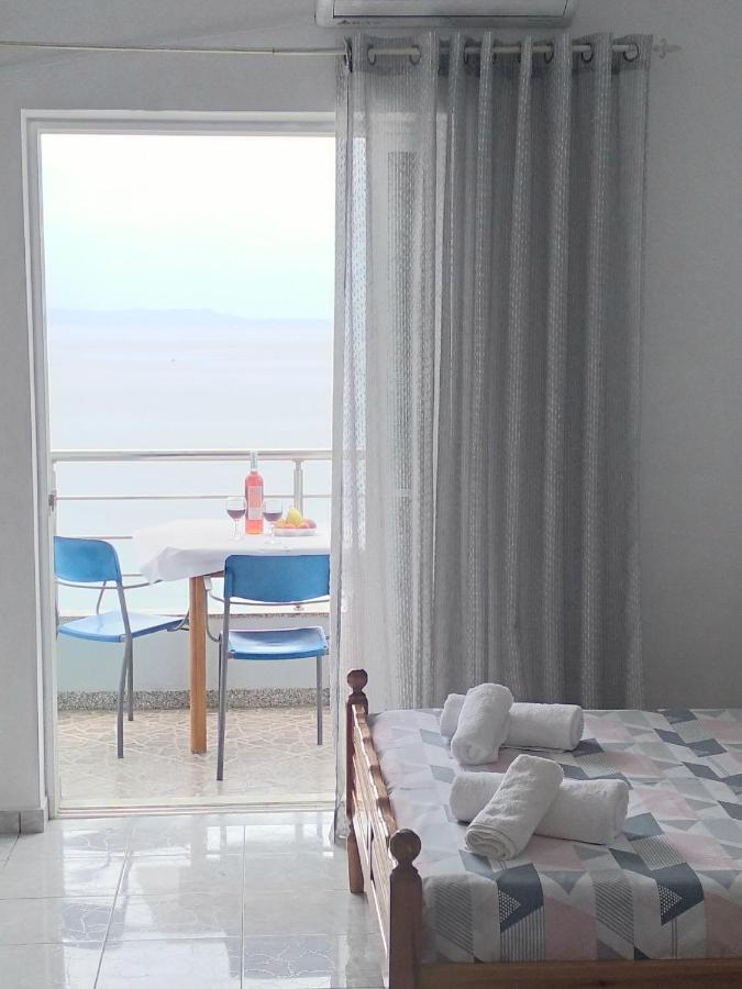 Nadim Rooms Himare Bagian luar foto
