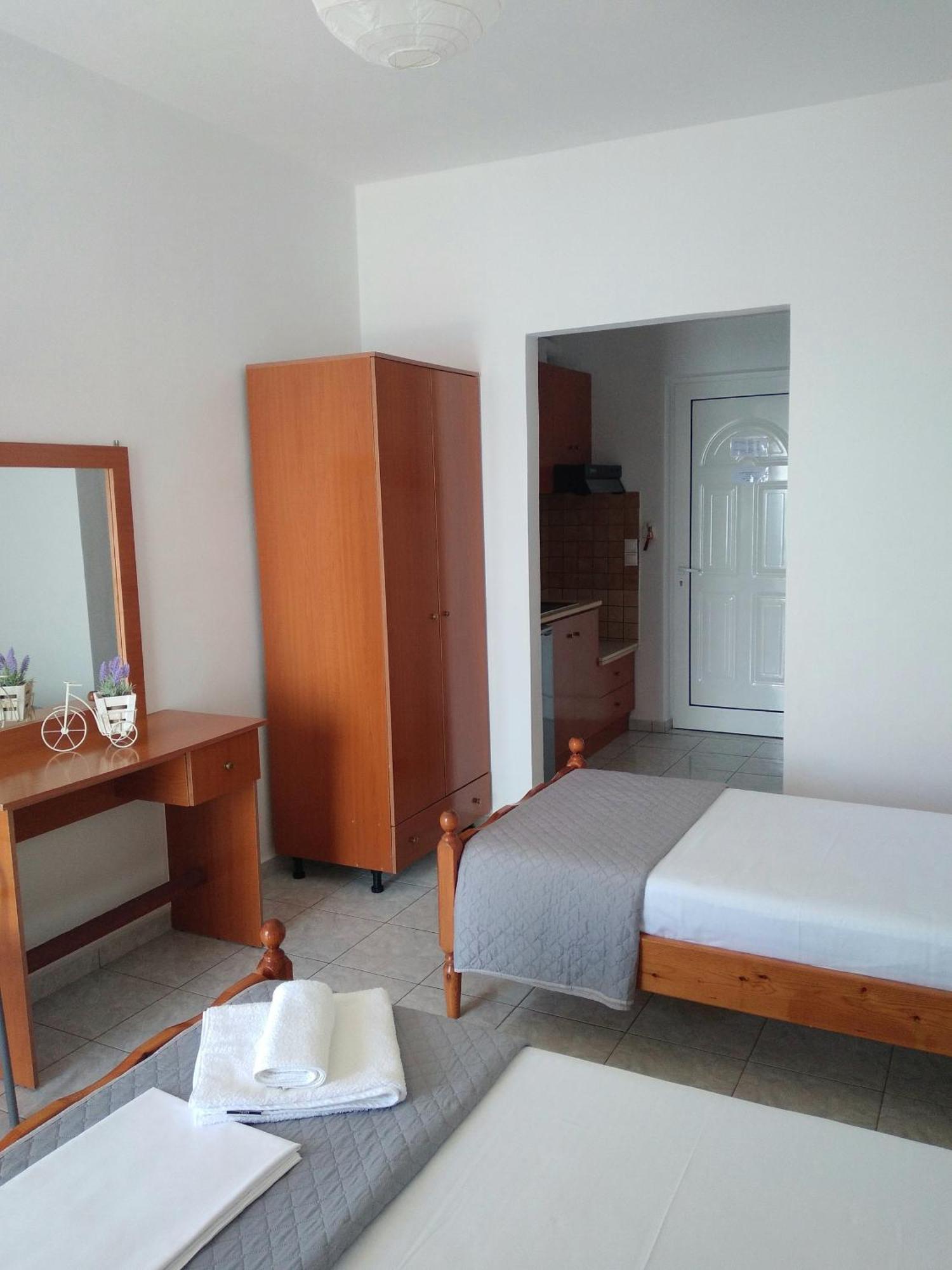 Nadim Rooms Himare Bagian luar foto