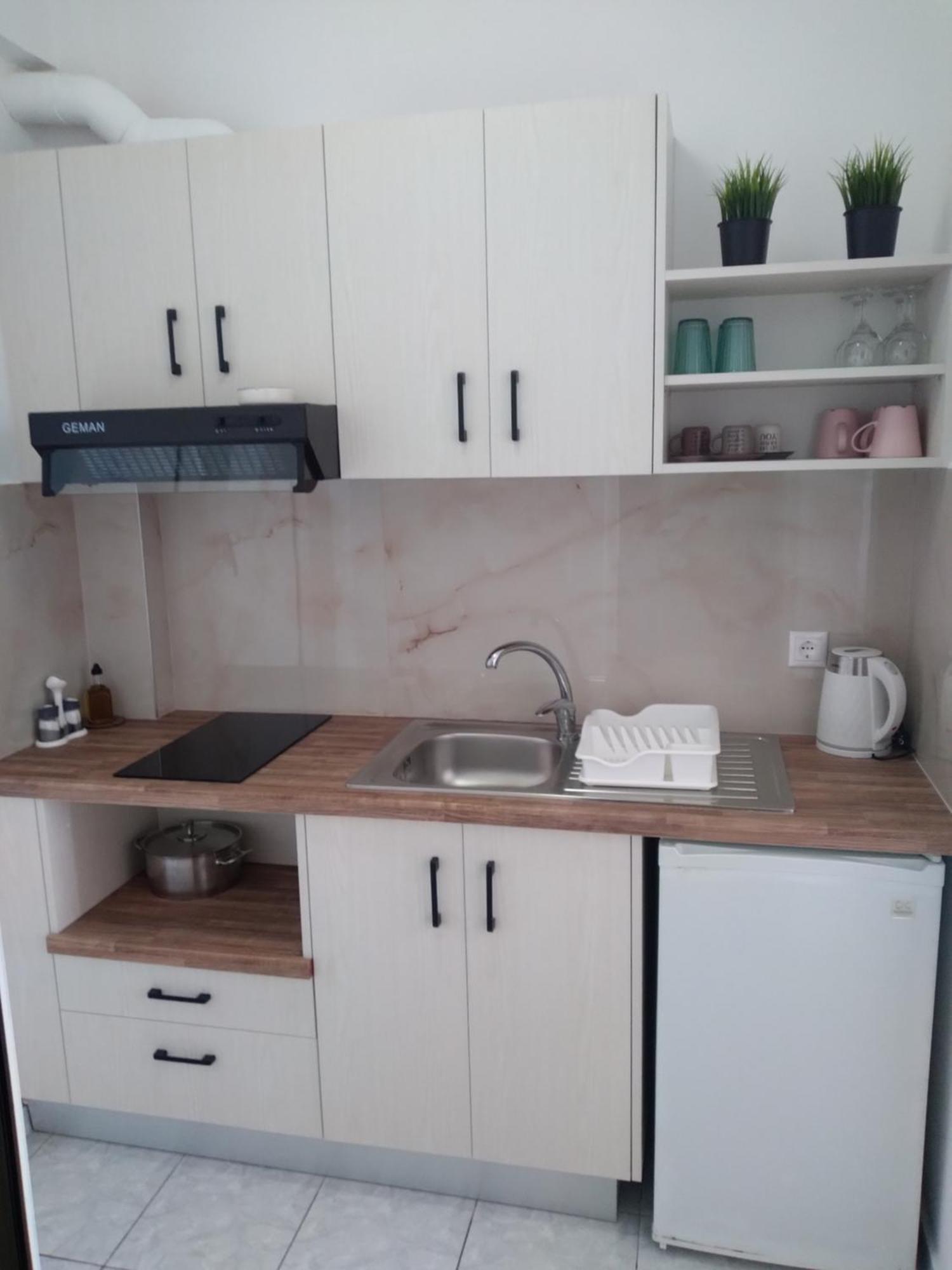 Nadim Rooms Himare Bagian luar foto