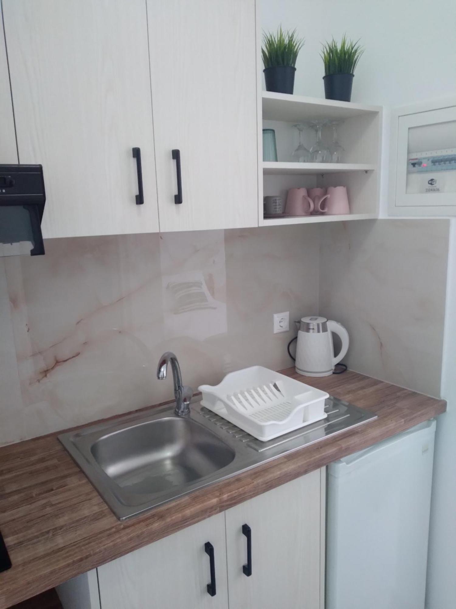Nadim Rooms Himare Bagian luar foto
