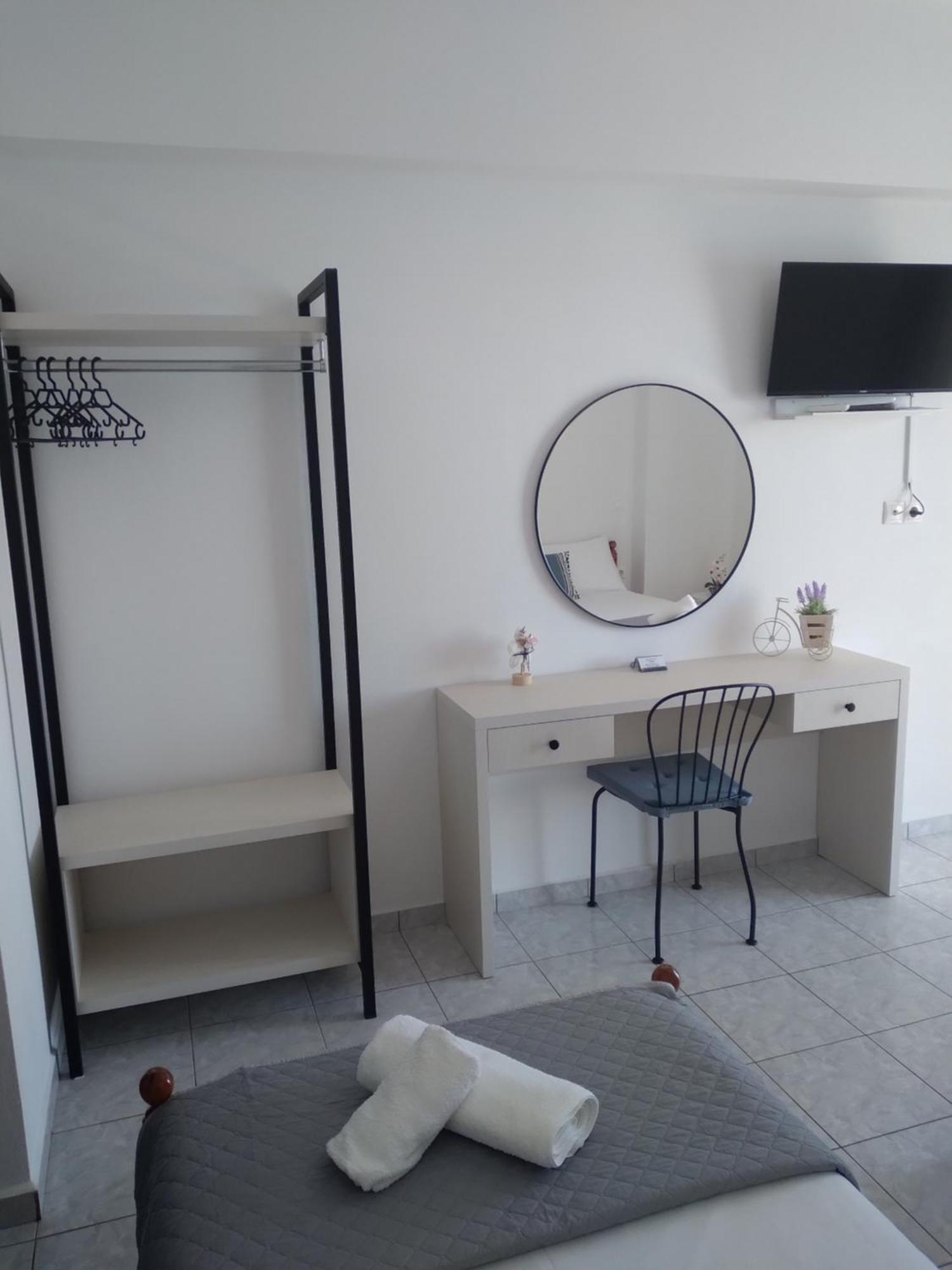 Nadim Rooms Himare Bagian luar foto