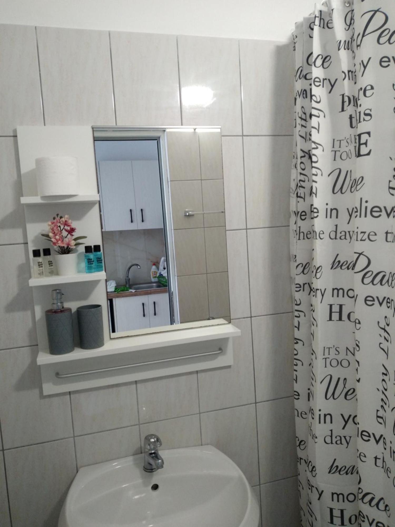 Nadim Rooms Himare Bagian luar foto
