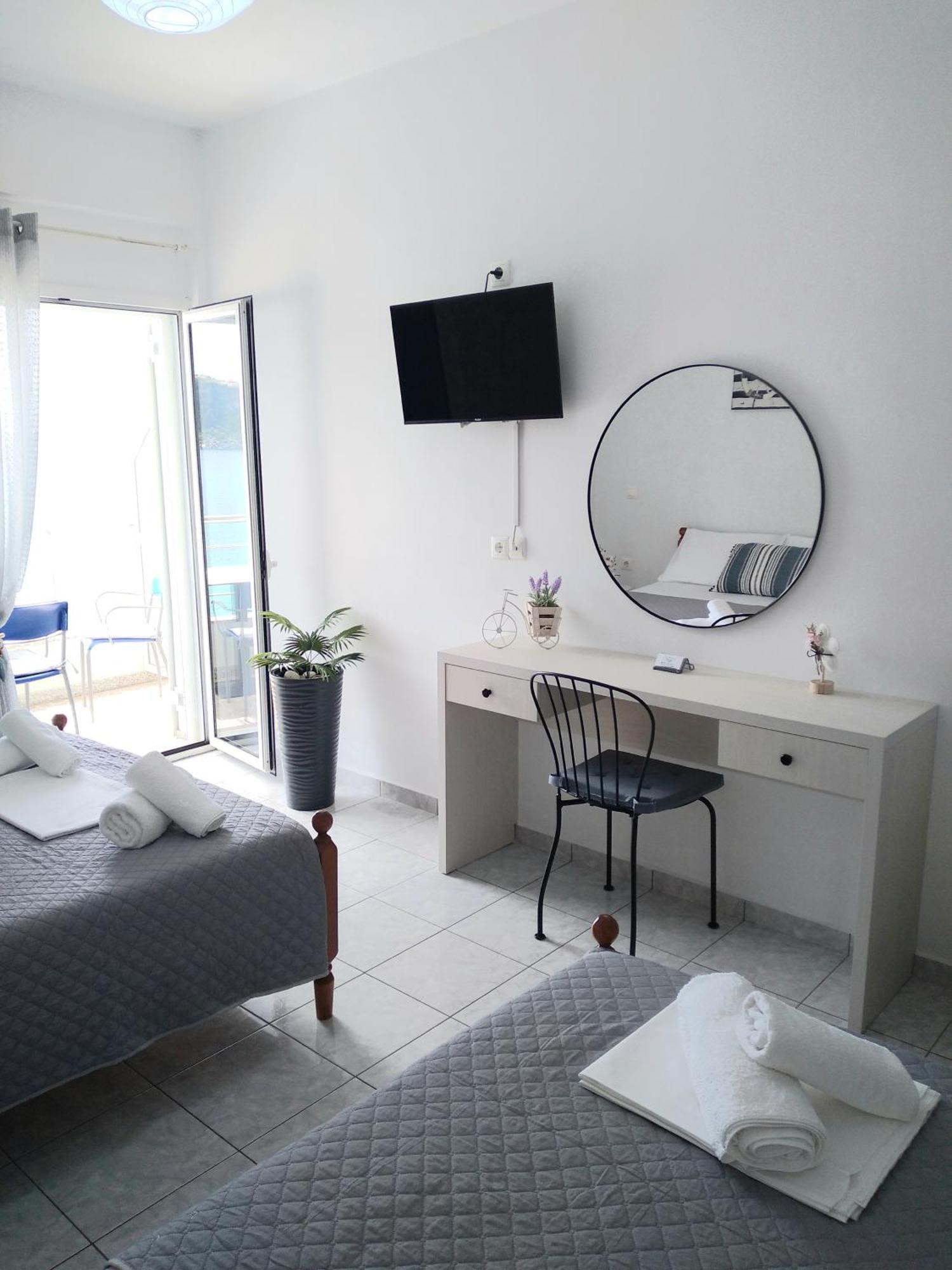 Nadim Rooms Himare Bagian luar foto