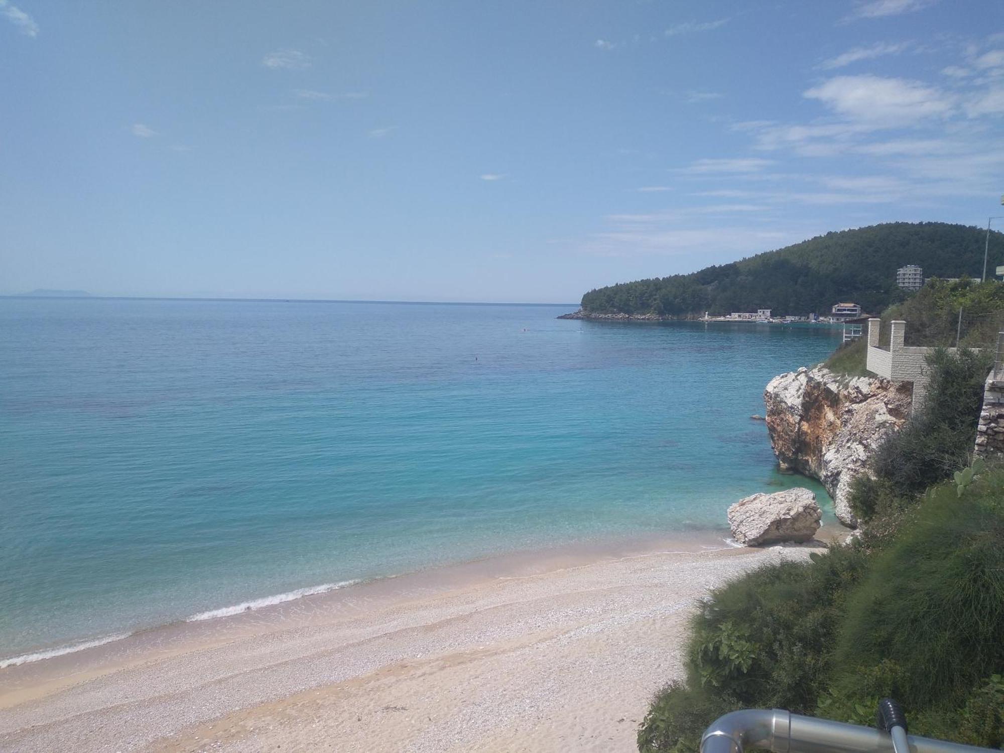 Nadim Rooms Himare Bagian luar foto