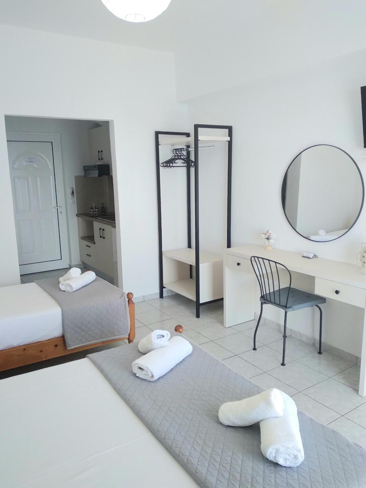 Nadim Rooms Himare Bagian luar foto